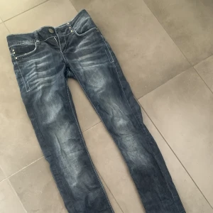 Jeans❤️ - Säljer dessa trendiga byxor från only jeans, säljer pga är för kort. Tror inte de är skinny men skriv för närmare bilder och troligen lågmidjade. Skriv för mer bilder.  W28  L34