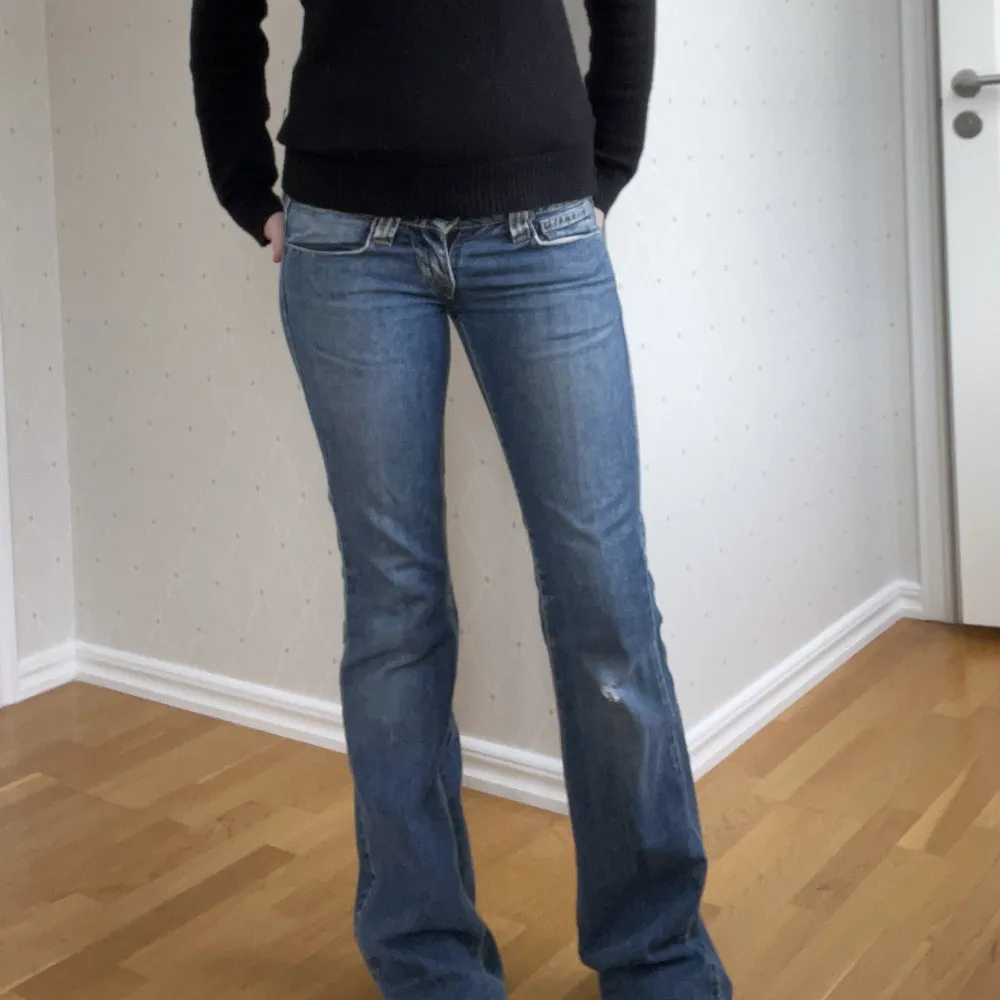 Säljer dessa jeansen då de inte kommit till användning. (Midja 80cm) (Innerbenslängd 86cm). Jeans & Byxor.