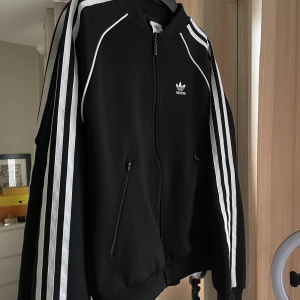 Adidas Originals  - Säljer min Adidas Originals jacka, i strolek XS, dock är den pösig i modellens så den passar även S och M. 🖤