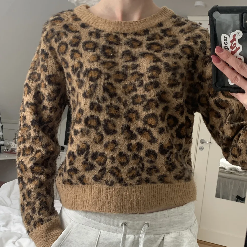 Jag säljer en mysig stickad leopard tröja i storlek S. Den är lite croppad i modellen. . Stickat.