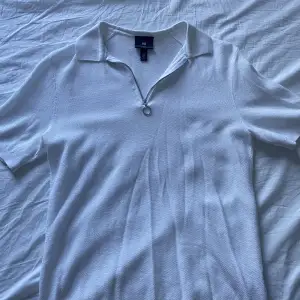 Tunn kortarmad H&M skjorta med halfzip design