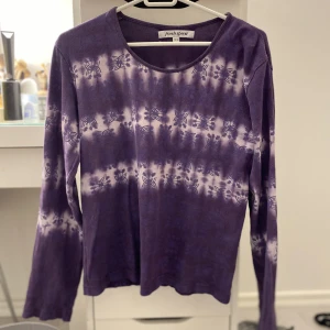 Lila/vit vintage tröja  - En tröja i lila och vitt, vintage. Supergullig och sitter skönt på. 40kr+frakt