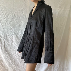 Svart skjorta  - Svart skjorta, Stl xl. Kan användas som klänning ifall oversize. 