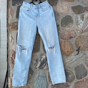 Blå jeans - Blå jeans från ginatricot, knappt använda 💙frakt betalas av köparen 🙌🏼