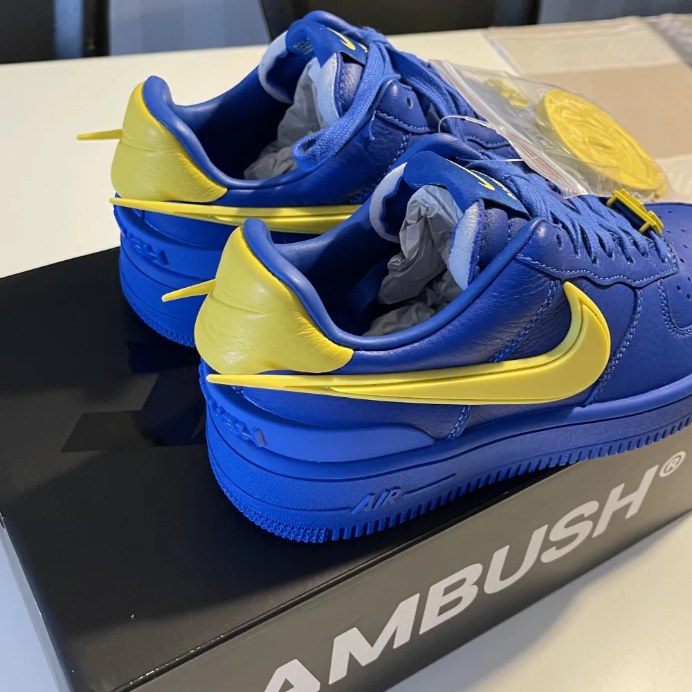 Sprillans nya skor från samarbetet mellan Nike och AMBUSH! Skorna kommer med gula snören som du alltid kan byta till och på varsin sko sitter det en gul 3d printad lace tag art nr på StockX: DV3464-400. Skor.