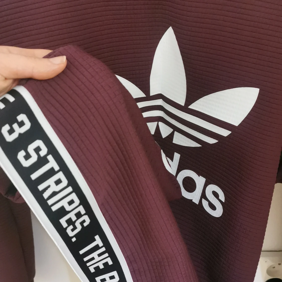 Adidas vinröda tröja  - 90