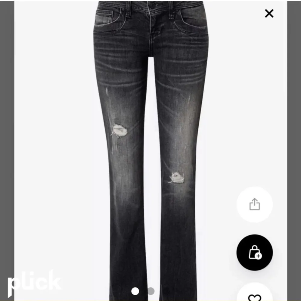 Intressekoll på dessa trendiga jeans då de har börjat bli för små i midjan🫶🏽🫶🏽använda men ser ut som nya! Lika vid intresse. Jeans & Byxor.
