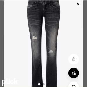 Intressekoll på dessa trendiga jeans då de har börjat bli för små i midjan🫶🏽🫶🏽använda men ser ut som nya! Lika vid intresse