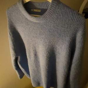 Stickad tröja i en ljusblå färg från zara, använd 2 ggr. 💕