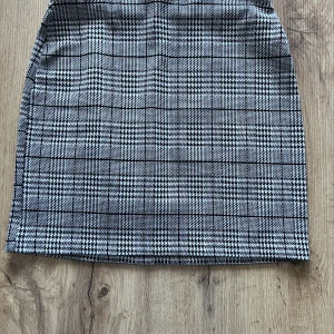 Fin kjol - Säljer kjol från H&M  Storlek XS men passar även som S Använd bara en gång  Den är lite stretchig 