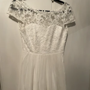 Vit klänning  - Superfin vit klänning med spetsöverdel och tyll-underdel. Jättefin halvöppen rygg. 