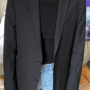 Herrkavaj Filippa K - Säljer en jättefin herrkavaj från Filippa K, storlek 48 men passar perfekt som oversize på en 36a! Väldigt fint skick utan anmärkningar!