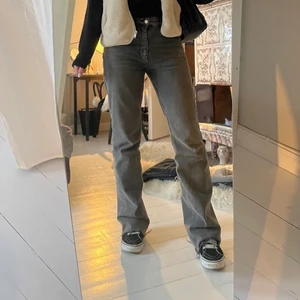 Jeans - Säljer dessa Flare jeans från Gina Tricot i strl 36 då de var lite för små för mig och returtiden har gått ut! Skriv för fler bilder💕 Första bilden är på samma jeans fast i storlek 38 och avklippta‼️ dessa använder jag men de byxorna jag säljer är ett par exakt likadana fast i storlek 36 och helt oanvända med prislappen kvar!!! 