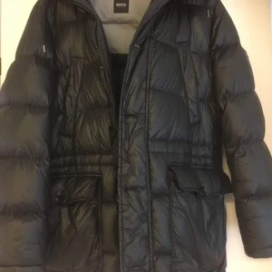 Hugo Boss Dunjacka  - Superfin dunjacka från Boss, använd max två gånger.