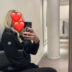 Monclear jacka! - Säljer min monclear jacka, då den tyvärr inte kommer till användning. Super fint skick. Äktahet bevis finns! Säljs för minst 3500. Kan även tänka mig byta mot en monclear cardigan😍😍 hör av er för mer frågor/bilder!💖