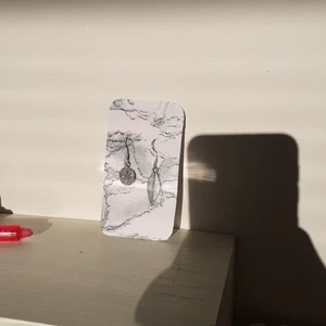 Örgängen - Egengjorda örhängen med en fjäder och en blomma, ej tästade. Säljer dom för 25kr +frakt på 11kr.