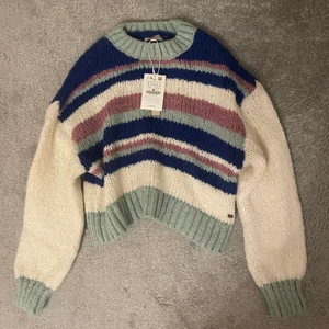 Stickad tröja - Säljer denna helt oanvända stickade tröjan från pull & bear, lapparna är kvar på plagget, jätte skönt material och så fin färg men inte kommit till användning, originalproduktioner är 299kr