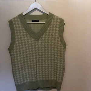 Väst💚 - Jättefin grön väst köpt här på Plick! Önskar att jag använt den mer men nu har det inte blivit så och därför säljer jag den nu🥰 Fint skick och inga defekter. Bara skriv för mer info och bilder✨ Frakt betalas av köparen🌸