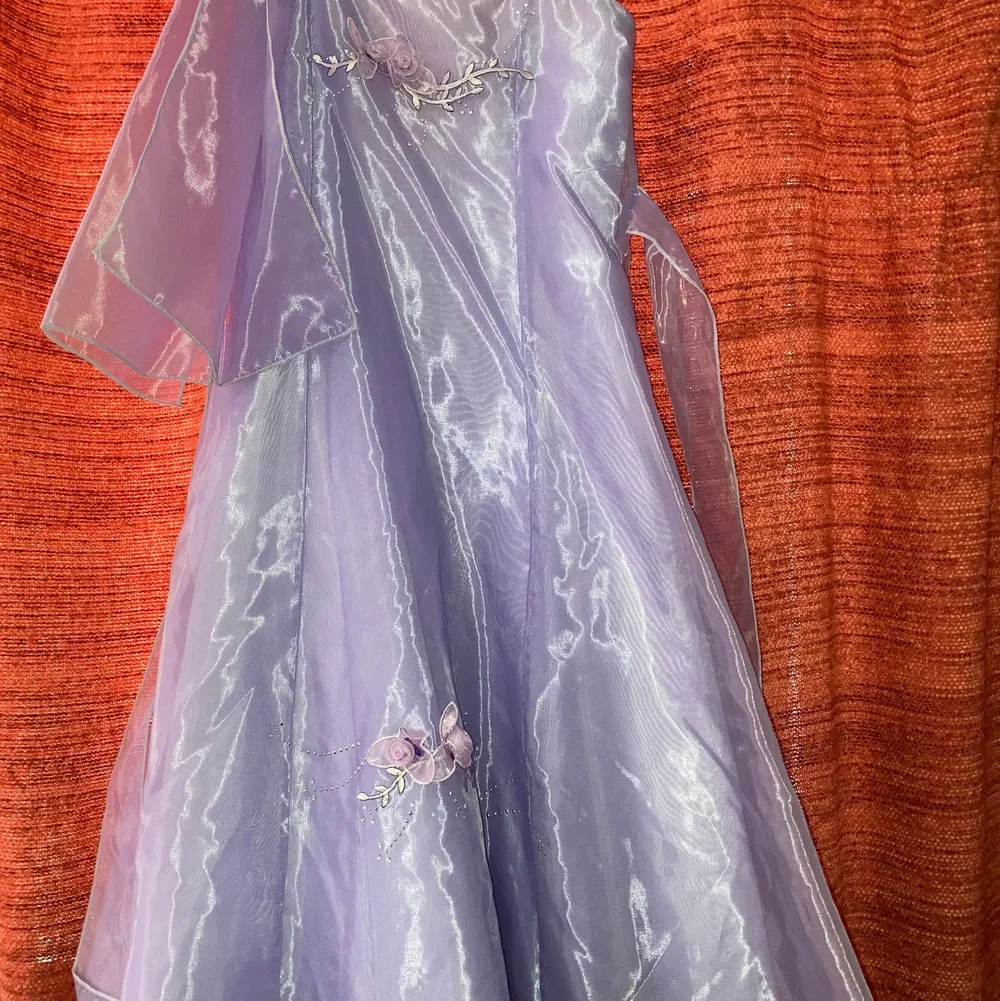 Fin klänning använd 1 gång Storkek 8, passar kanske 7-10 åring En sjal tillhör . Klänningar.