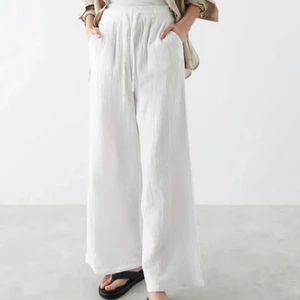 Gina linnebyxor  - Intressekoll på mina Gina Tricot linnebyxor! Lappen är kvar! Endast testade! 🤍 SIZE: 32