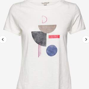Ny skick* casual T-shirt med färgen ”off white”