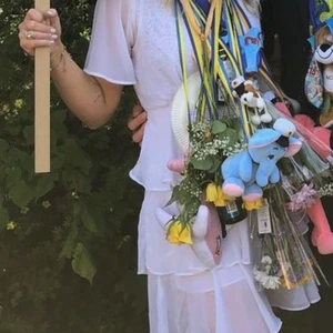 Studentklänning - Perfekt studentklänning från nakd. Använd en gång! Genomskinlig upptill så man bör ha linne eller liknande under. Super luftig och skön.