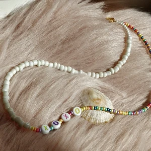 XoXo - Pärlhalsband med bokstavspärlor 💕