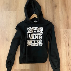 Vans hoodie🤍  - Säljer då den inte kommer till användning och bara hänger i garderoben☺️ Rensar garderoben för att göra plats för annat, allt ska bort! Köparen står för frakt🤍  rabatter och sammfrakt kan ordnas vid köp av fler plagg