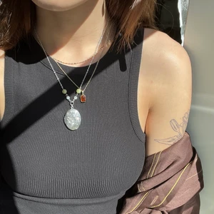 Medaljong halsband✨ - Handgjort halsband av mig☺️ Består av en oval medaljong som går att öppna och två jade ädelstenar✨ Är tillverkad i rostfritt stål och silverpläterad stål. Kontakta mig om du är intresserad❤️