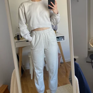 Mjukisset - Mysigt mjukisset i benvitt. Croppad tjocktröja. Perfekt att mysa runt i hemma eller att klä upp med en trenchcoat och keps!🤩🤩