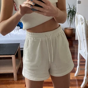 Supersköna shorts!!! - Så fina och somriga shorts i mjukt material! Köpta i somras! 💗⚡️ (det är min spegel som är smutsig lol)