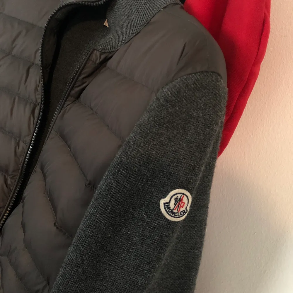 Säljer min Moncler Cardigan jacka är i mycket bra skick vid snabb affär kan priset diskuteras, kan även frakta eller mötas. Jackor.