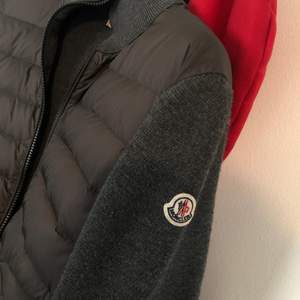 Säljer min Moncler Cardigan jacka är i mycket bra skick vid snabb affär kan priset diskuteras, kan även frakta eller mötas