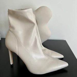 Klackar från Zara - Superfina klackar från Zara, helt oanvända pga köpte fel storlek! Nypris 559kr