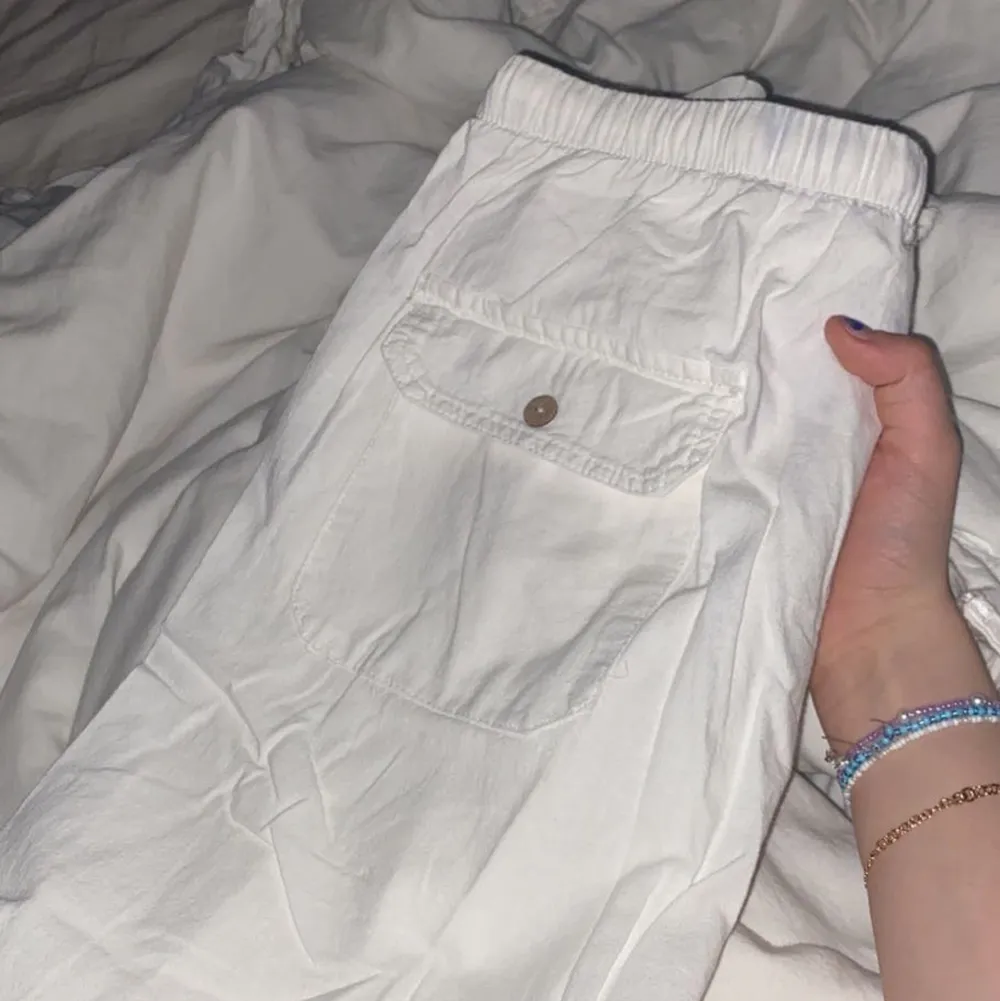 Säljer mina vita linnebyxor sommjag köpte hos by_anastasia på instagram! Dom är ifrån Italien och ser exakt ut som på bilden! (Lånad bild)   Dom passar xs/s/m 🫶🏼. Jeans & Byxor.