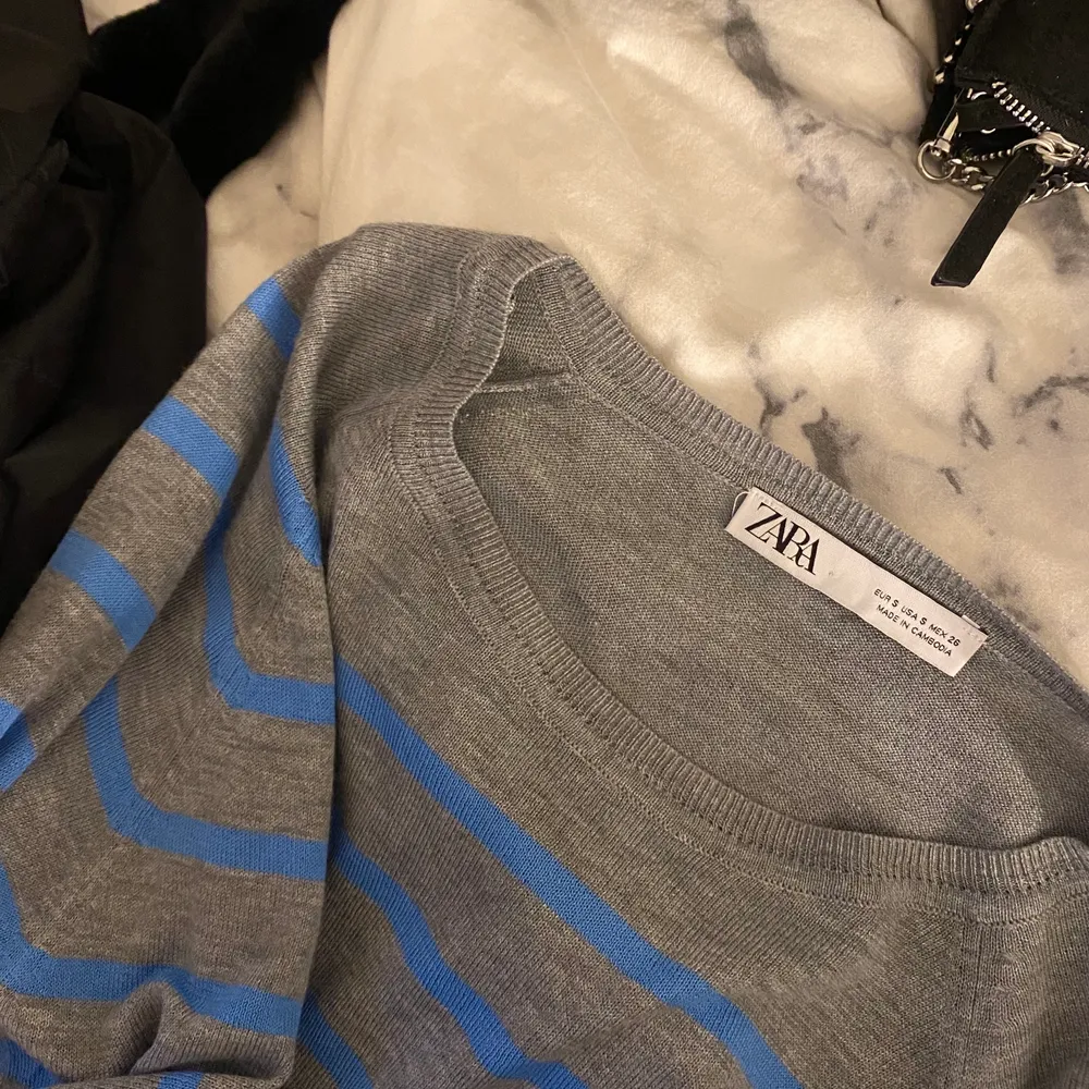 Populär randig tröja från Zara, säljer då den inte kommer till användning. Jättefint skick! 90kr + frakt💕. Tröjor & Koftor.