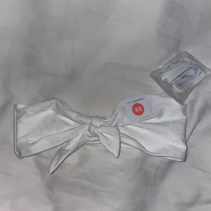 Bikinitopp - Säljer denna vita somriga bandeu bikini som är helt oanvänd då jag köpte den försent på sommarn. Det tillkommer också  snörre så man kan ha den som en vanlig bikini också och inte bara som bandeu, de väljer man själv.  Prislappen sitter kvar. Nypris: 200kr ✨✨✨✨☀️