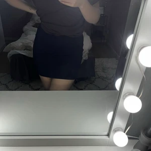 Svart stretchig kjol  - En svart stretchig kjol som inte kommer till användning. Då dem är stretchig så passar den flera olika storlekar!!