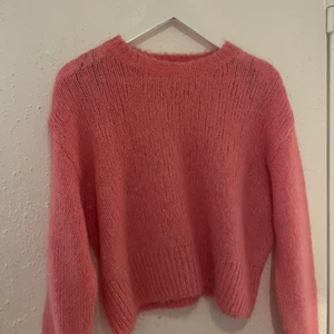 Stickad tröja H&M - Säljer denna jätte fina stickad tröja från Hm, använd ett fåtal gånger så i bra skick! 300kr+ frakt vid snabb affär💕