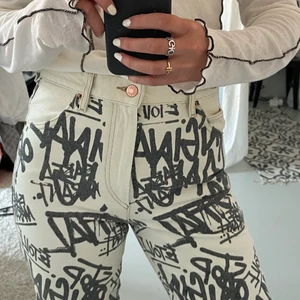 Isabel Marant byxor - Super coola hela nya byxor från Isabel Marant! Köpta för 2995kr och prislappen sitter kvar! Storlek 38 men franska storlekar så är egentligen en 36.