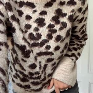 En fin leopard mönstrad tröja som är jätteskön men passar inte mig har haft den ganska länge men har inte andvänt den❤️kan diskutera pris vid snabbt köp❤️