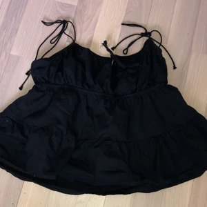 Svart volang topp från H&M - Storlek M men passar även mig som har S! Nästan oanvänd. Om fler är intresserade så buda! Köparen står för frakten! Skriv för fler bilder eller om du har frågor. 