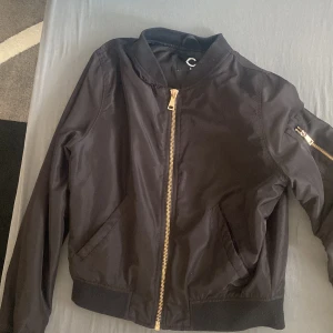 Bomberjacka  - En svart bomberjacka som är använd 4 gånger med väldigt bra skick! Den är jättebekväm och perfekt för både våren och sommaren. 