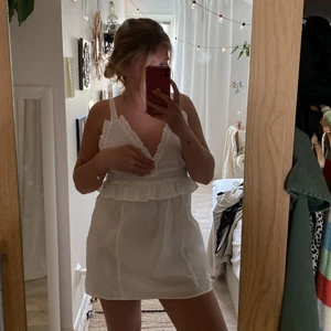 Vit klänning - Vit somrig klänning ifrån asos❣️ storlek S. Passar tyvärr inte så bra på mig med liten byst och längd 168. Säljer för 170❣️