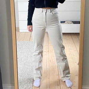 Weekday jeans - Jeans från weekday i modellen rowe. Stl w26 l32 och sitter såhär på mig som är 167. Priset kan diskuteras vid snabb affär! 😊