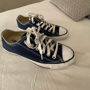 Blåa converse - Låga blåa converse i storlek 37,5! Använda en gång eftersom jag har två likadana par💓 Kontakta för intresse!