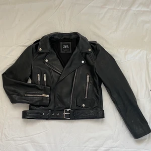 Skinnjacka Zara - Svart skinnjacka från Zara perfekt nu till våren 💓 Storlek L men den är jätteliten i storlek och passar mig så vanligtvis har S 💗