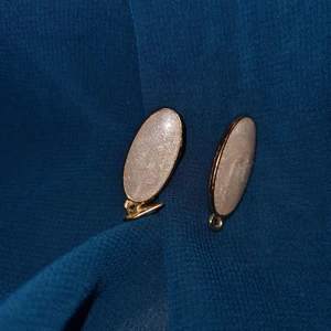 Vita örhängen - Det här plagget är secondhand hand och är 2.1cm lång med en hjärt berlock♡ på en av dem. Passar bra när man är på fest eller någonstans där man är finklädd. Hoppas du gillar den.♡♡