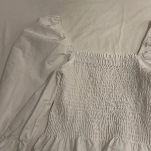 Zara topp storlek S - Slutsåld zara topp! Jätte fin på men kommer tyvärr inte till användning, skriv för fler bilder eller frågor💕