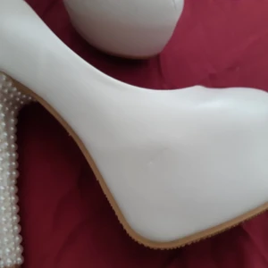 Platåsko höga klackar stl.36 - Platåsko med pärldekorerade klackar stl.36 pris 500kr plus ev. fraktkostnad på 66kr. Tar emot Swish.